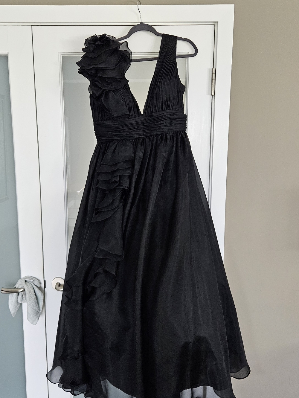NWOT MAC DUGGGAL Ruffle Shoulder V Neck Chiffon Gown, Black - Picture 4 of 12